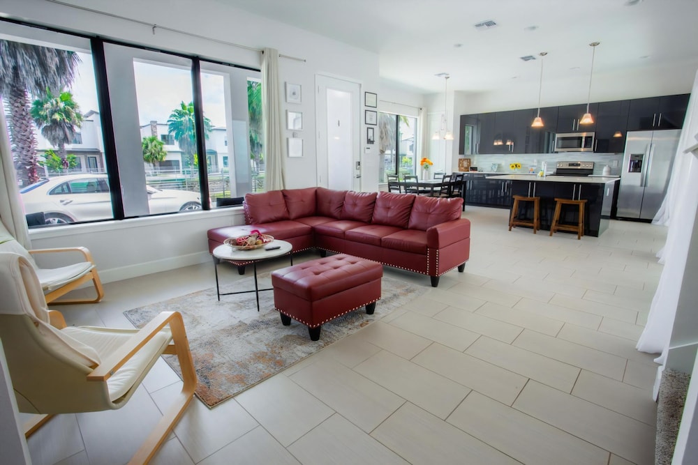 Townhome- 4Bd - Close To Parks Shops