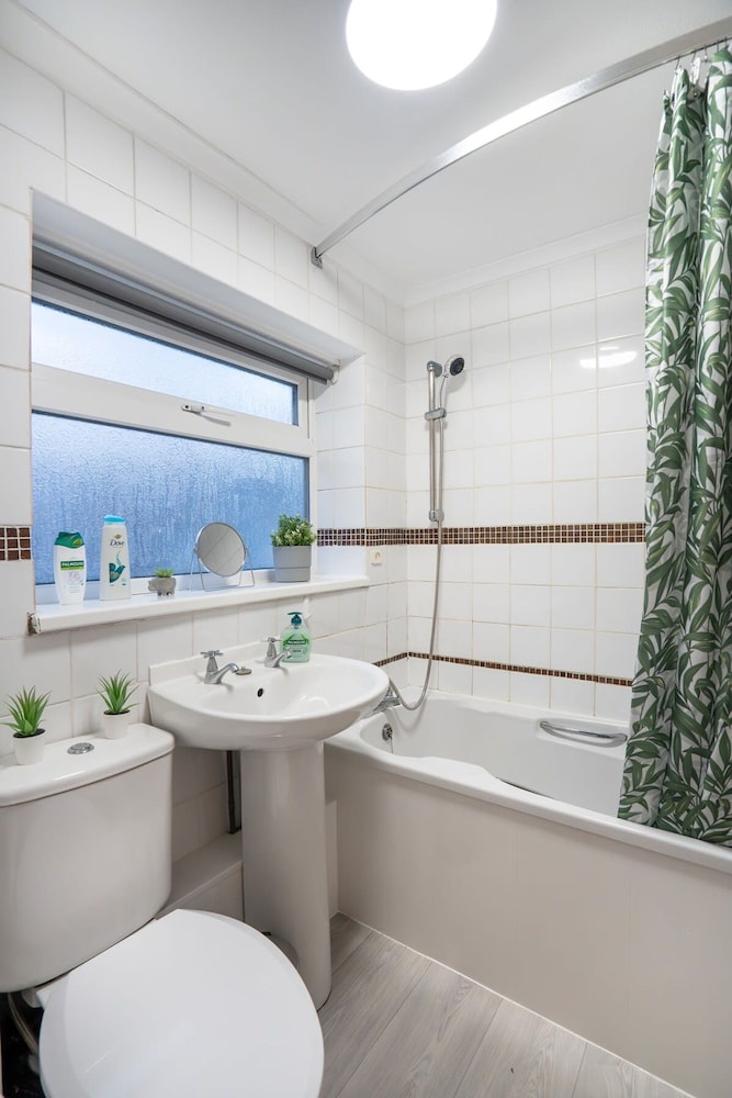 3 Bed-free Parking-close to City