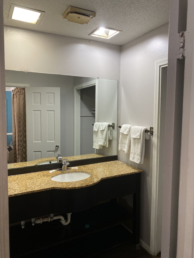 Colonial Manor Motel - Property Image 9