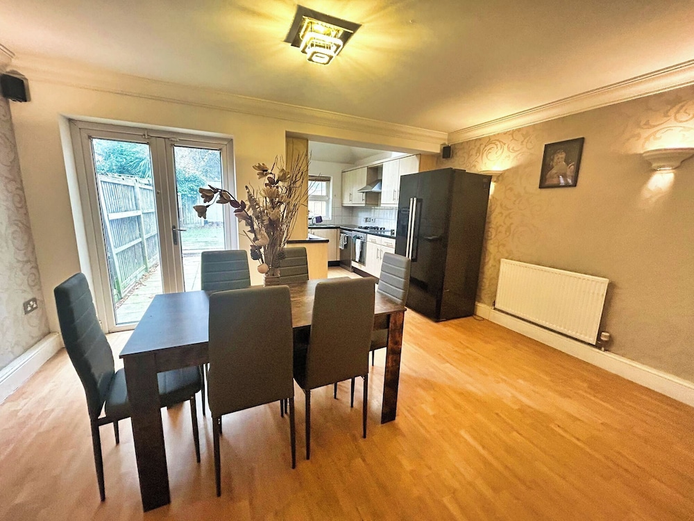 3 Bed Semi - Sleeps 5 - Parking - Pets - Garden