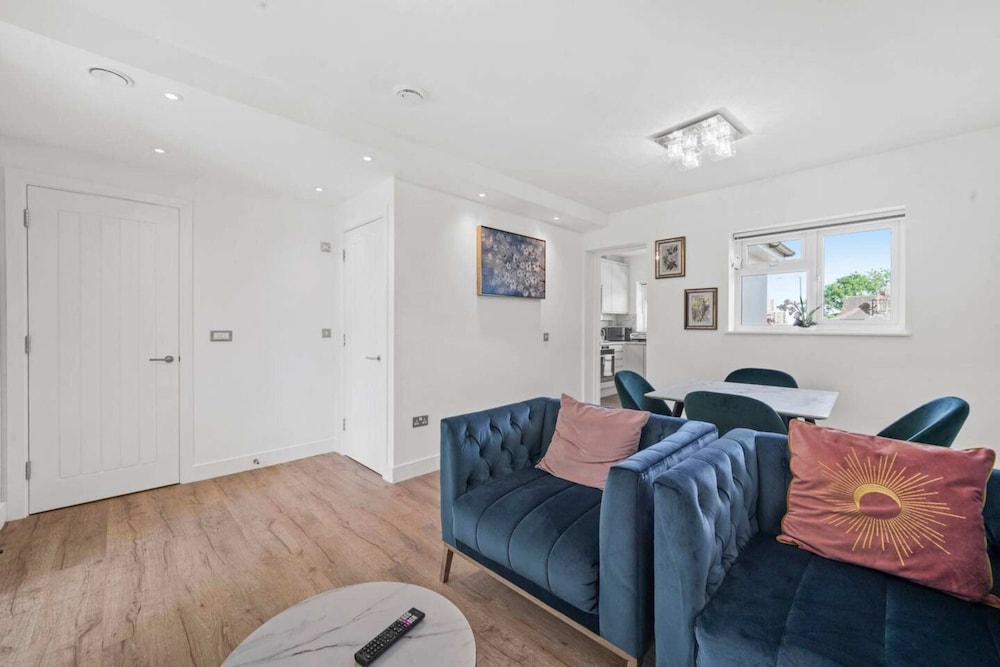 Gorgeous 3 Bedroom Duplex Apartment in West London