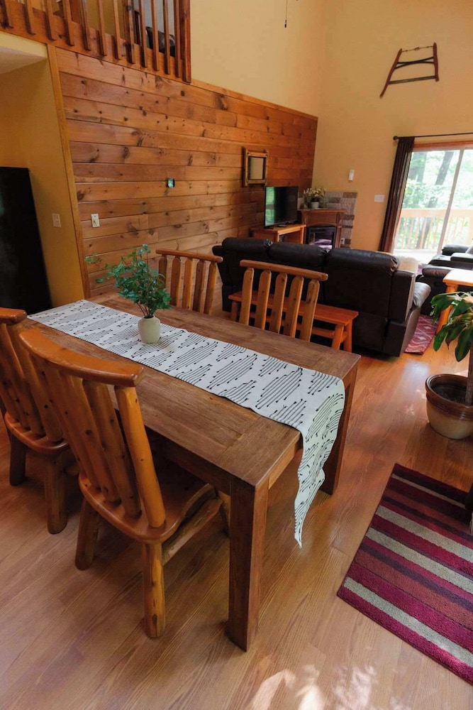 Cheerful Two Bdrm Cabin With Hot Tub & Pet Friendly