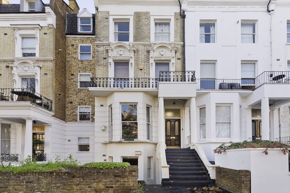 Bright one Bedroom Apartment With Balcony in Maida Vale by Underthedoormat