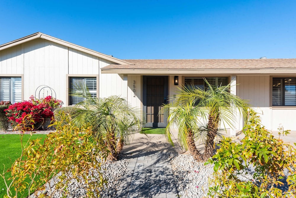 Phoenix 4 BDR Home With Outdoor Entertainment