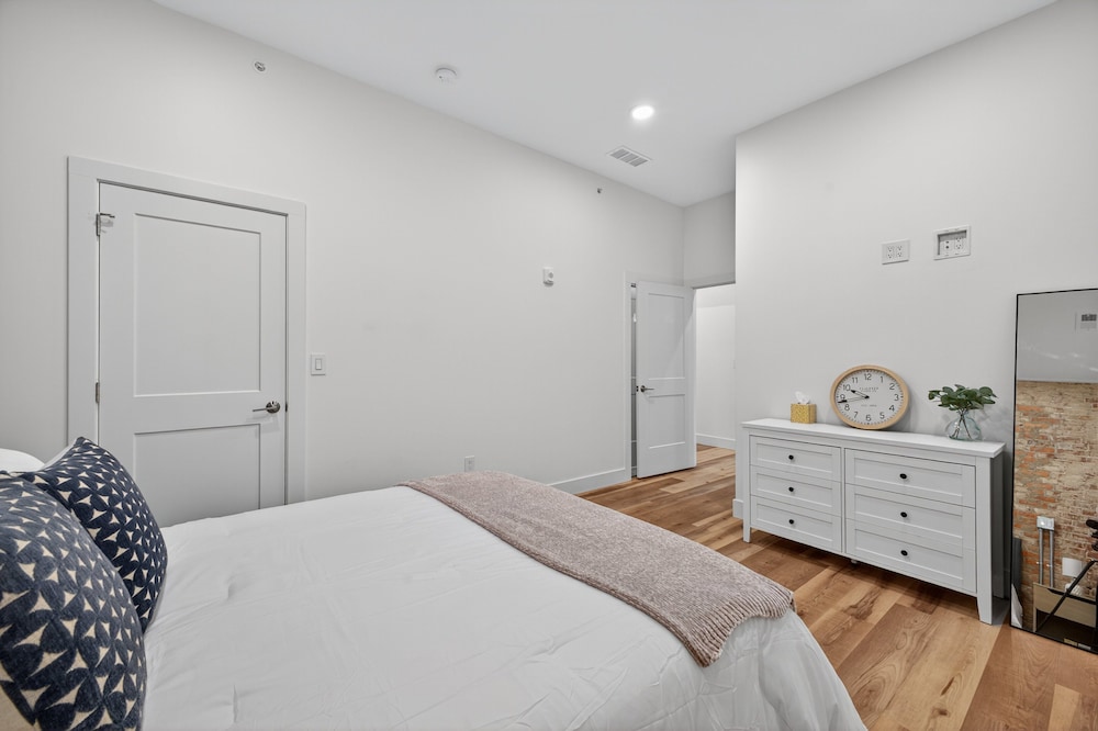 Stylish Downtown Unit With Historic Charm 2 Bedroom Apts