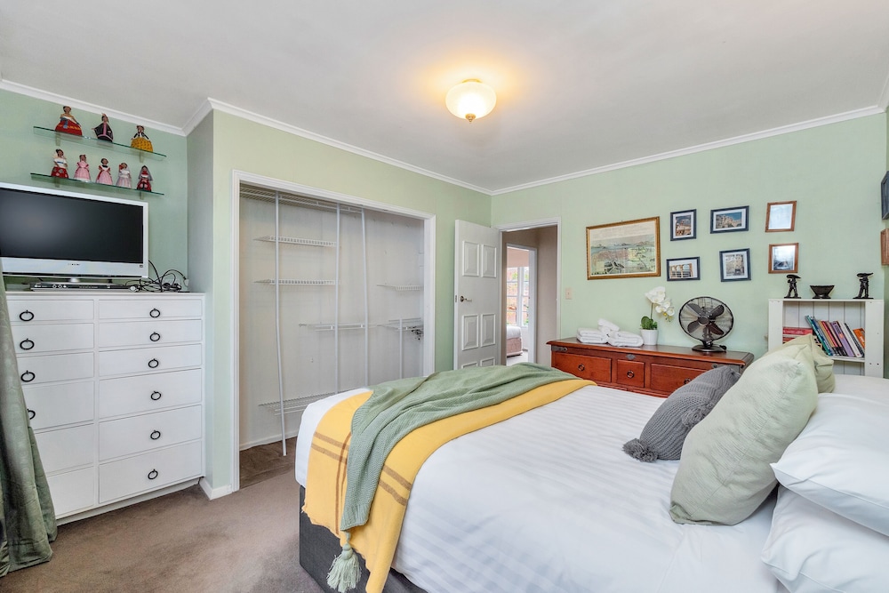 Rustic 2BR nr Mission Bay w Garden view view 5