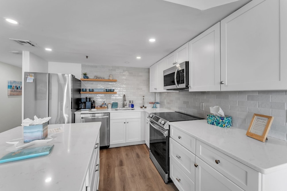 Oceanfront Gem Pool, Balcony, Modern Touch 3 Bedroom Condo
