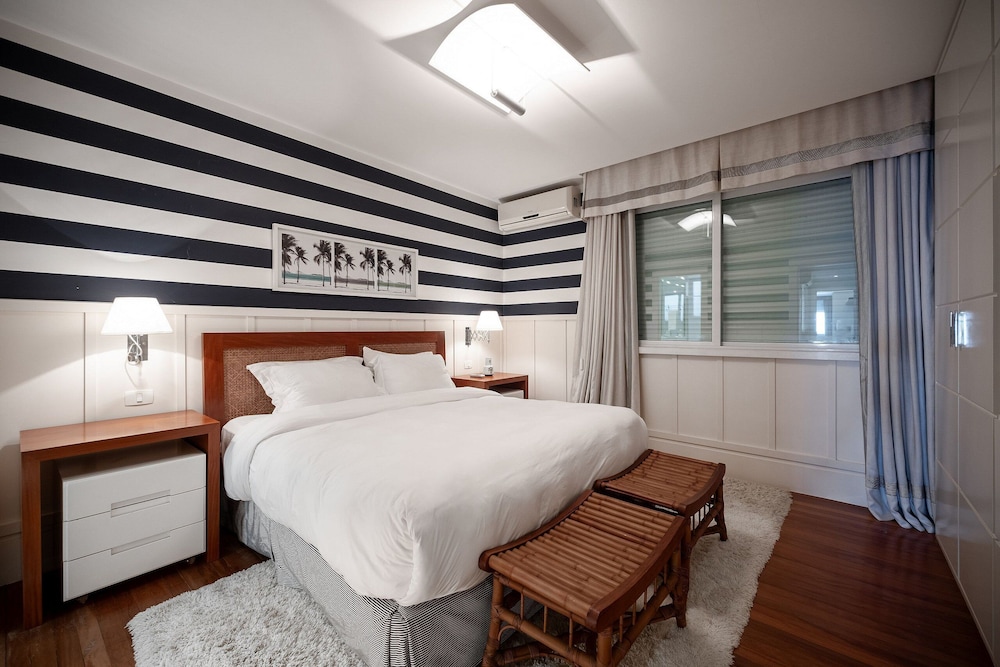 Copacabana – Av. Atlântica | 3 suítes, Vista Mar, 1 min praia de Copacabana - por Casapē Rio