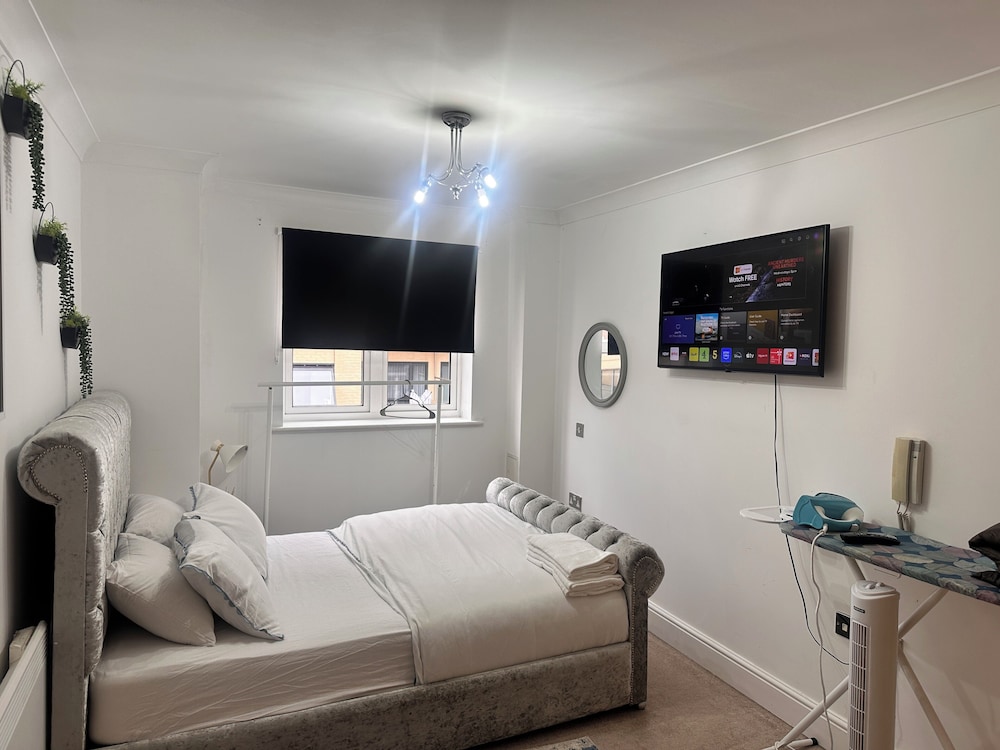 Charming Birmingham Apartment With Mini Balcony and Wifi With a Free Parking