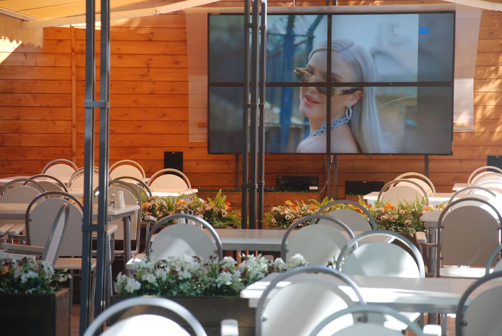 Peak Season Hotel