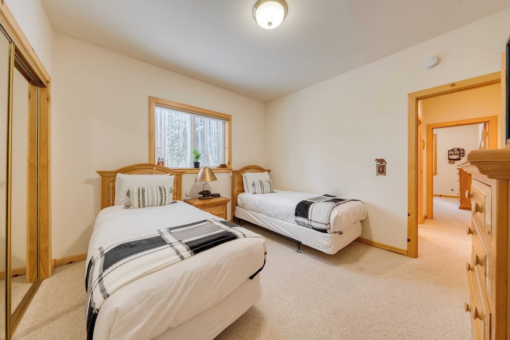 Pinewood Lodge by Avantstay Cozy Cabin Near Ski Resorts & Hiking