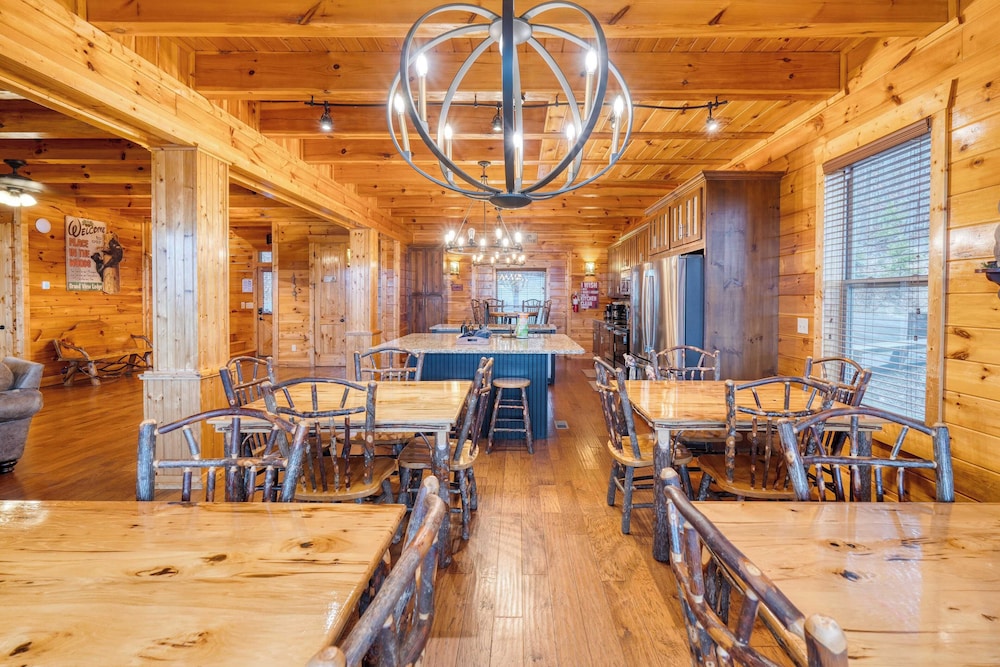 56-guest Retreat Panoramic Views, Hot Tubs, Game Room & Theater Seasonal Outdoor Pool Near Dollywood, Gatlinburg