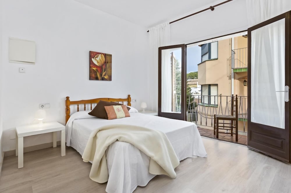 Blanch in Llafranc With 5 Bedrooms and 2 Bathrooms