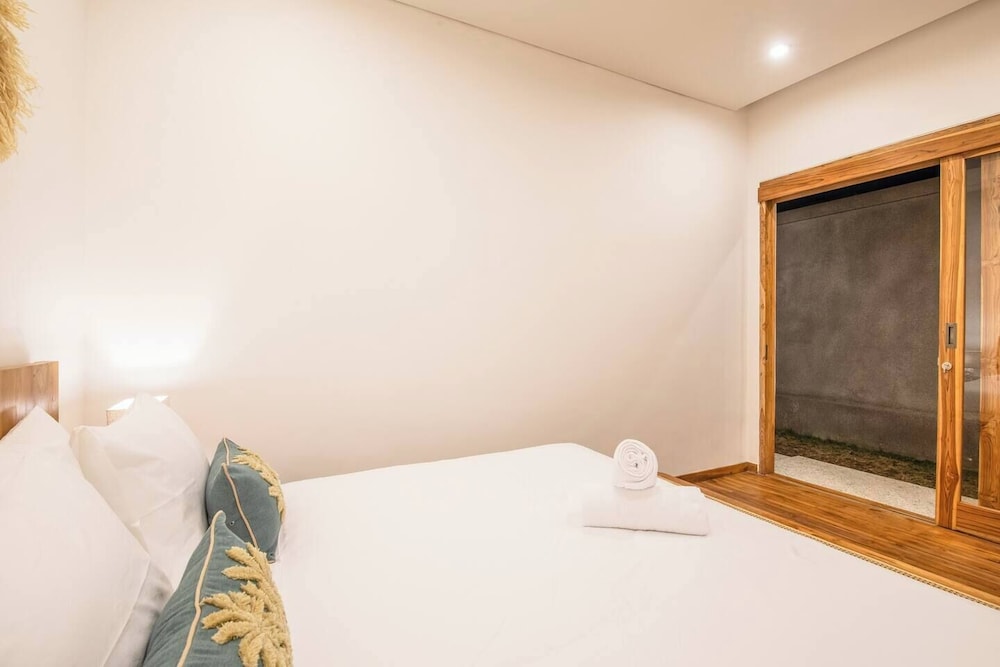 Luxurious 6 BR With Sea View, 5 Mins to Savaya