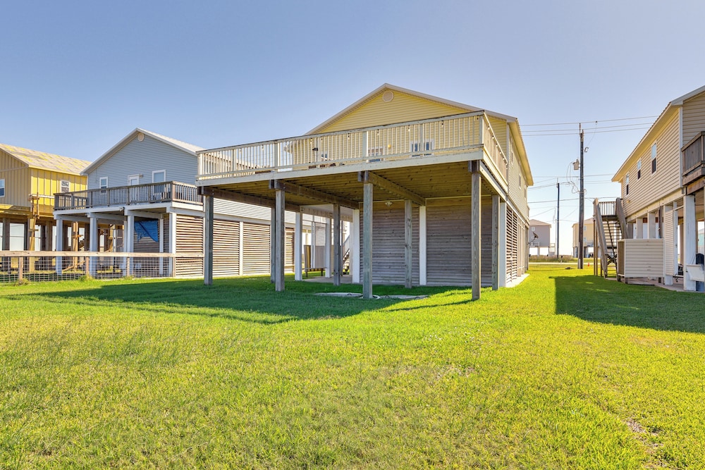 Walk to Beach: Gulf-view Home in Surfside Beach!
