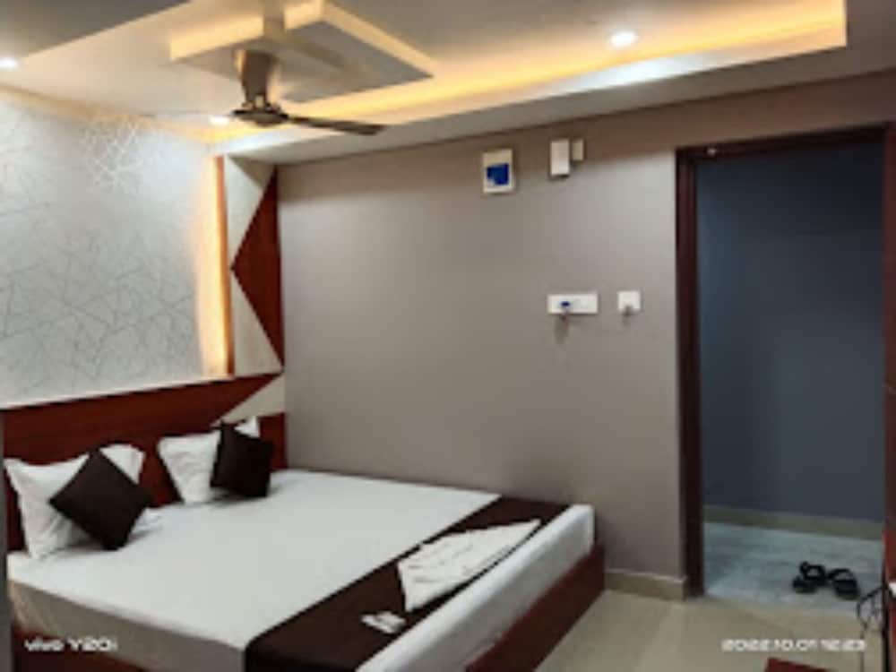 Goroomgo Marine Blue Swimming Pool Digha view 5