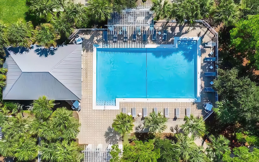 Gulf Shores Escape Walk to Waves Pool Golf Views