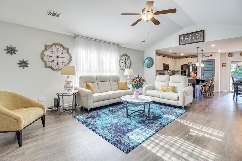 1 Mi to Shopping District: Chic Springfield Home