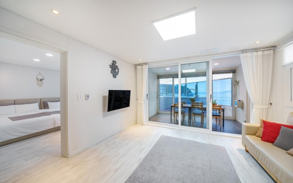 Geojedo The 100 Spa & Poolvilla Pension view 3