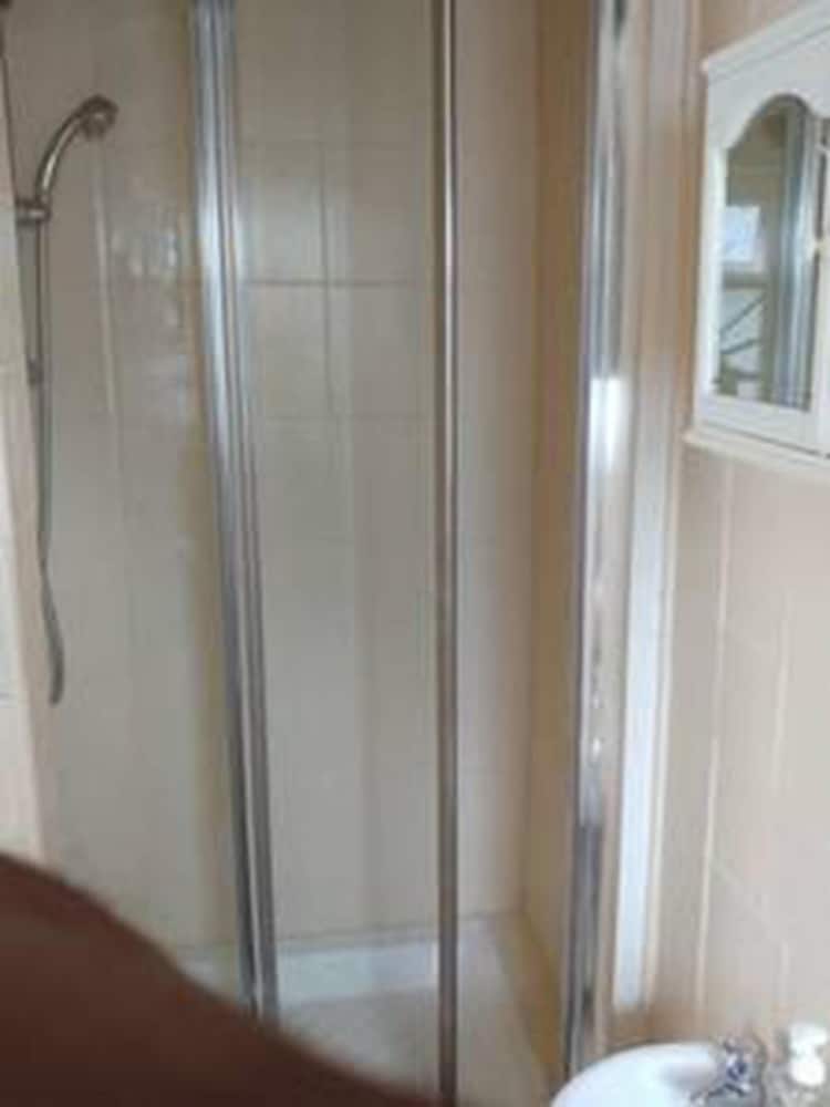 Clean & Modern 1 Bedroom Apartment