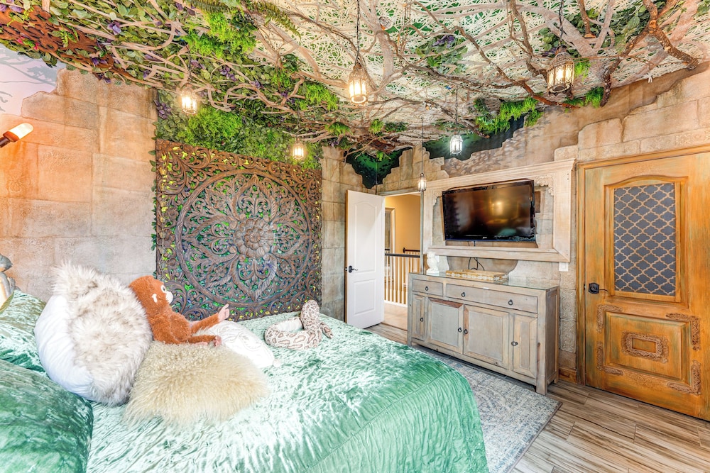 Themed Rooms, Pool & More! Custom Davenport Villa