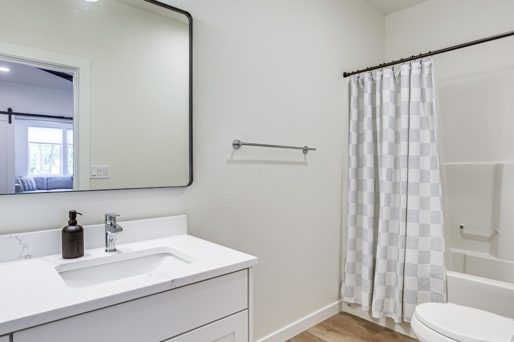 Walk to Beaches: Modern Townhome in Lincoln City!