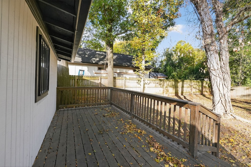 Spacious 4br Mozley Park Home With Fenced Yard 4 Bedroom Home