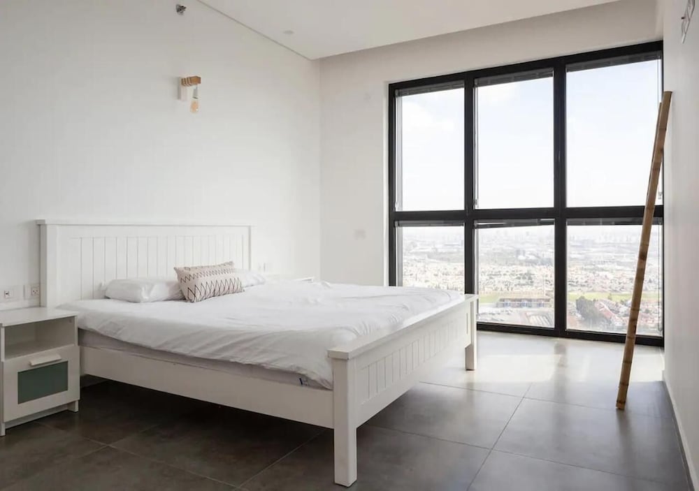 Luxury Penthouse on High Floor with Hot Tub view 3