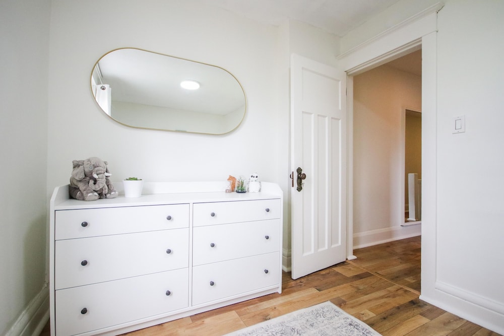 Leslieville Cozy & Bright Apt in Trendy Beaches-3