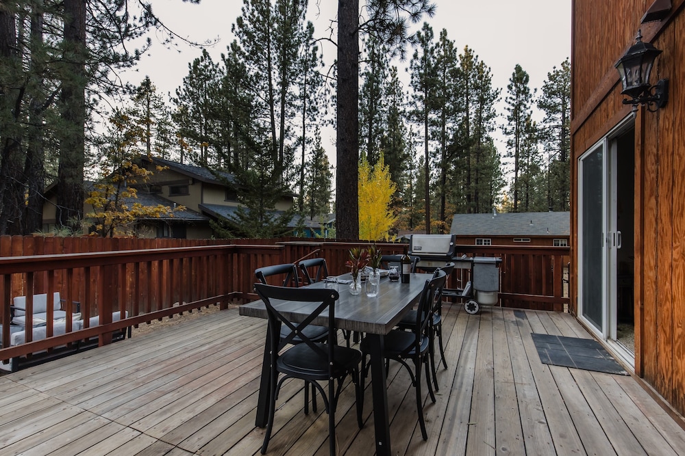Deck, Hot Tub, Game Loft Close to Big Bear Lake Marina Jumper by Avantstay view 5