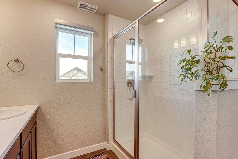 Beautiful Home w/ Bonus Room & Prime Location!