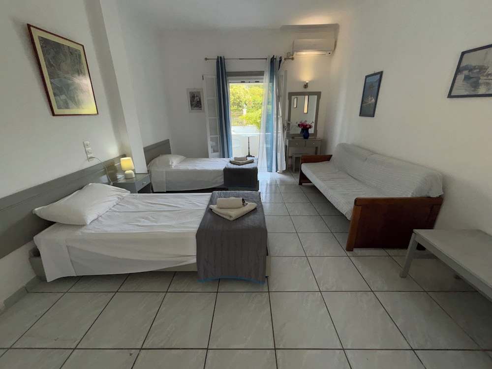 DOLPHIN APARTMENTS & STUDIOS