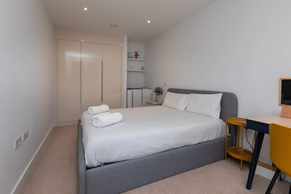 Pristine 1BD Flat W/balcony - Elephant & Castle!