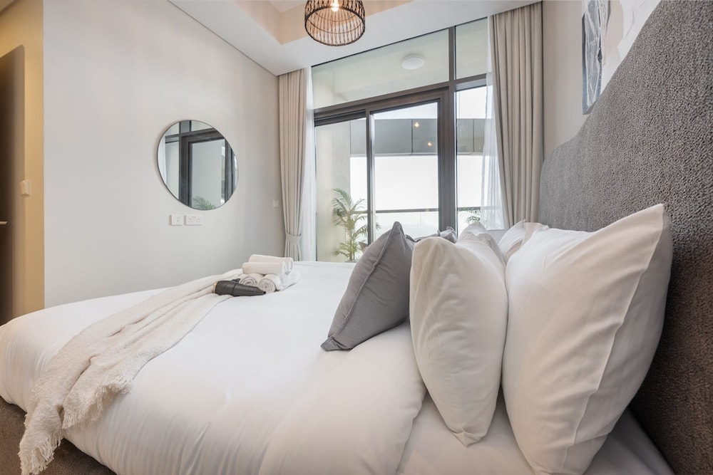 Stunning 2BR With Amazing Views in Business Bay