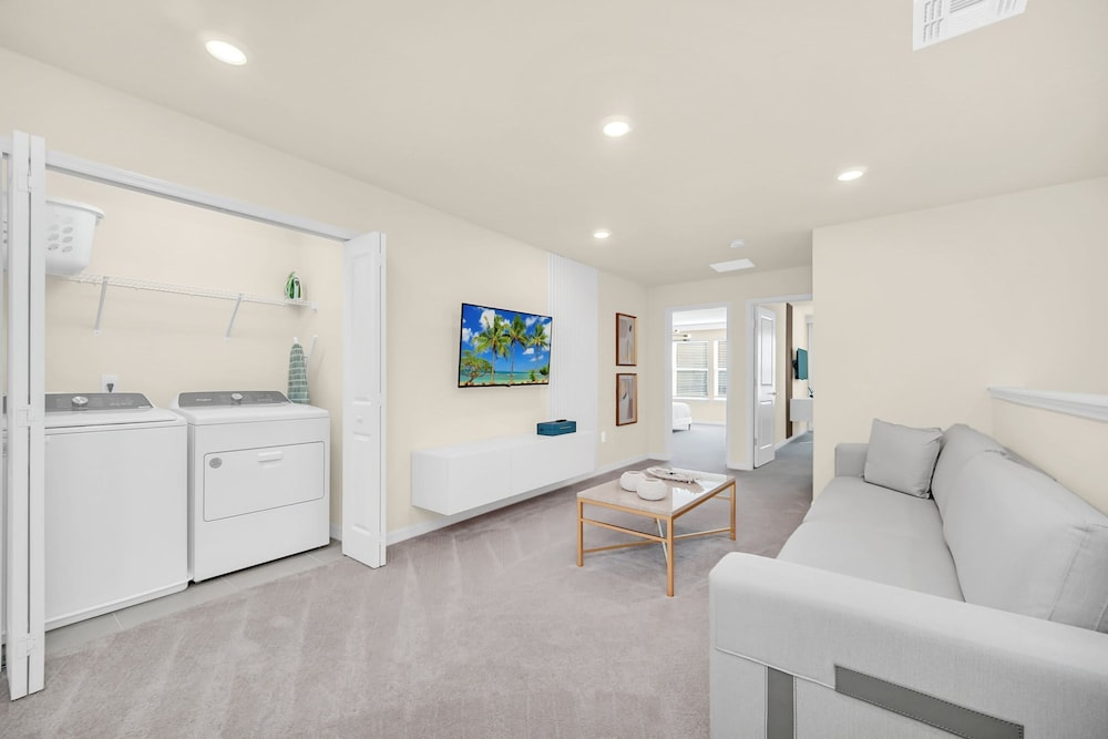 Stylish 5BR Home With Mickey Cars Rooms