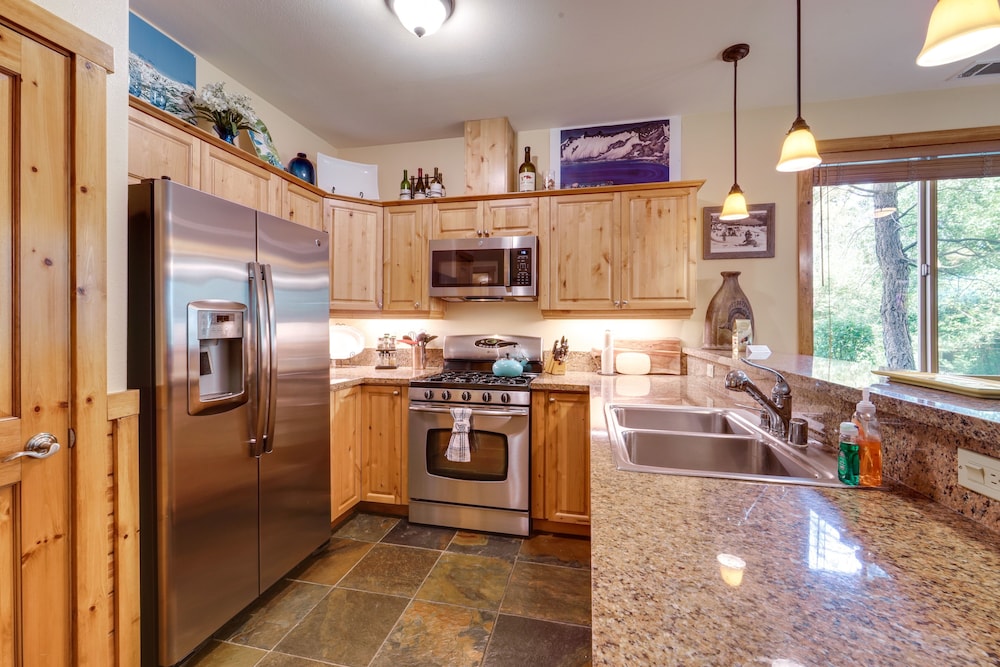 Boulders Truckee Condo Near Donner Lake + Skiing! view 4