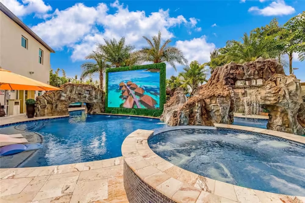 Ultimate Hollywood Themed Mansion for Big Groups