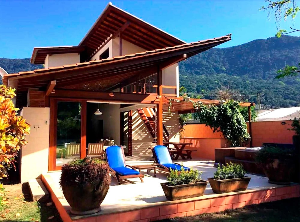 Casa c Wi-fi Jacuzzi e Churrasqueira em Guaec SP