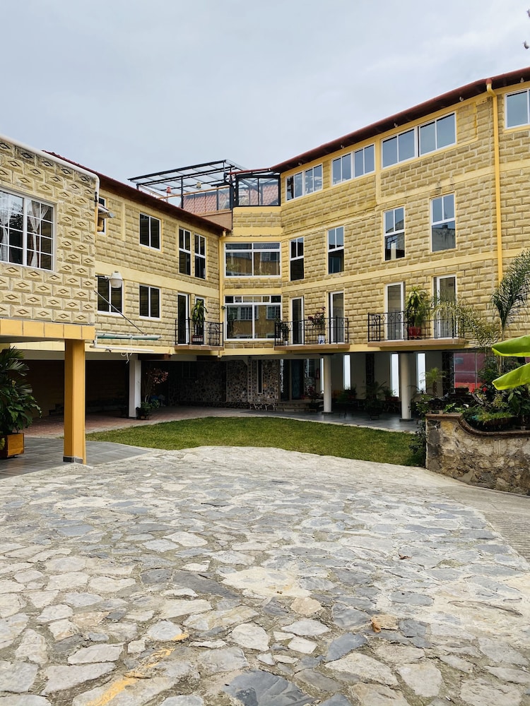 Hotel & Suites Cerro Rojo