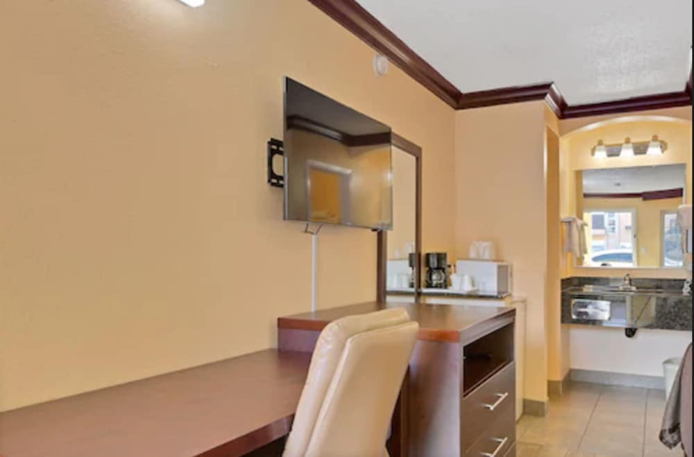 America's Deluxe Inn, photo 33