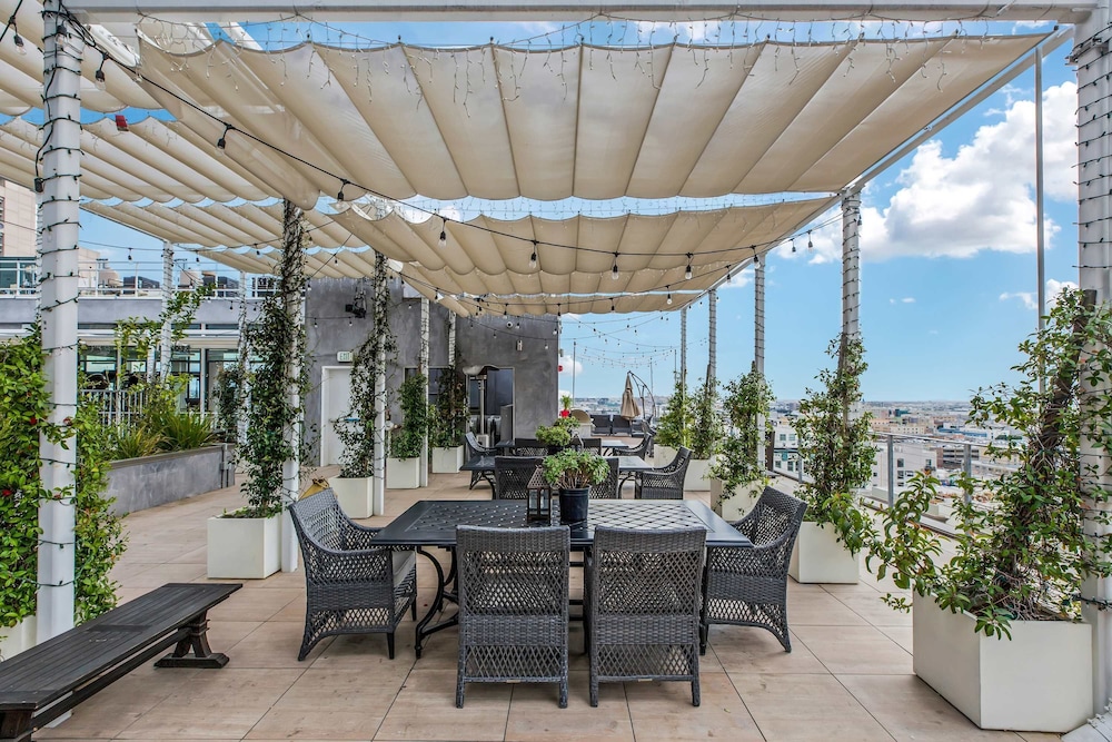 Stylish XL 2br/2ba At HWH by Oneluxstay