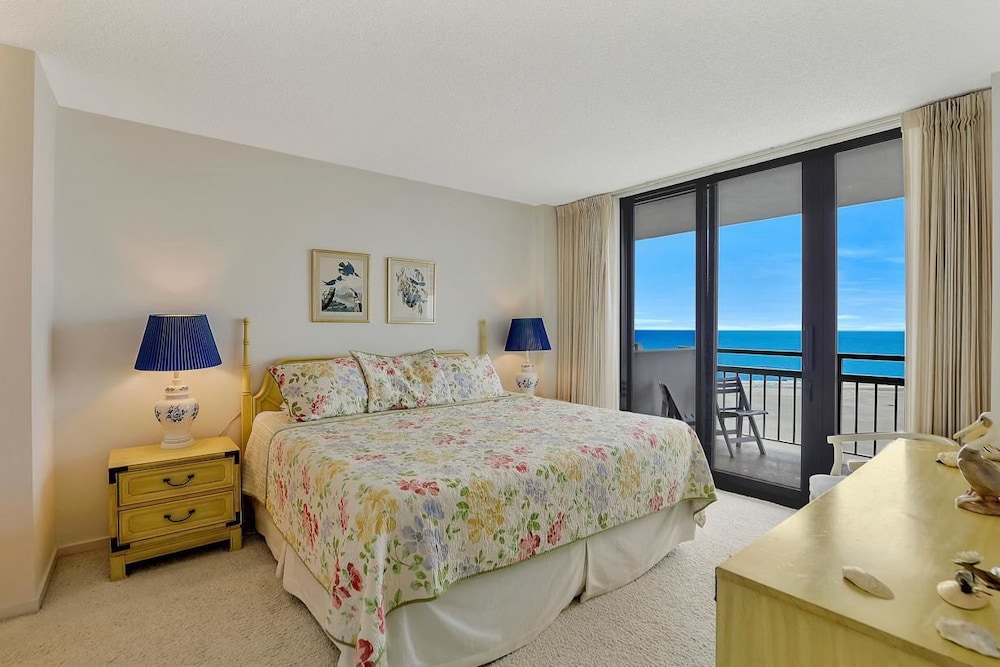 Modern 11th Floor Beachfront Condo With Views/pool view 3