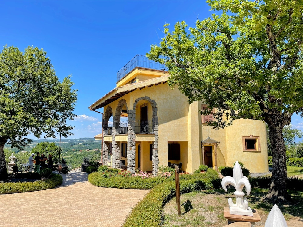 Charming Villa in Umbria - Sleeps 16 - Lake View - Pool, Jacuzzi and Events Room