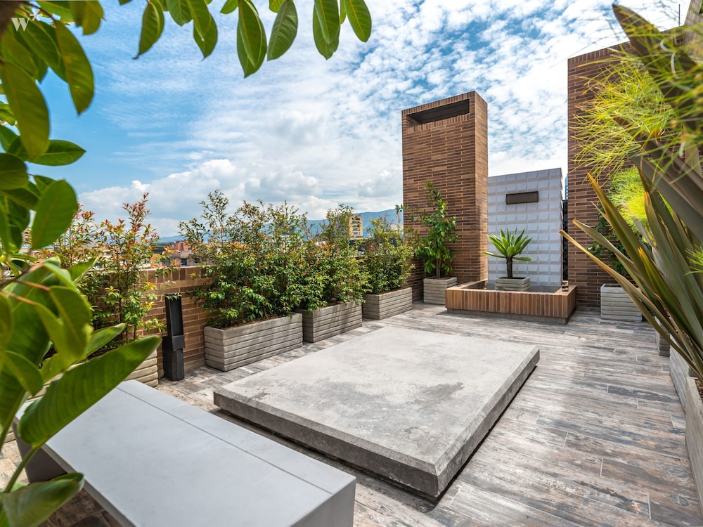 w Modern 2BR in Luxury Building in Chico