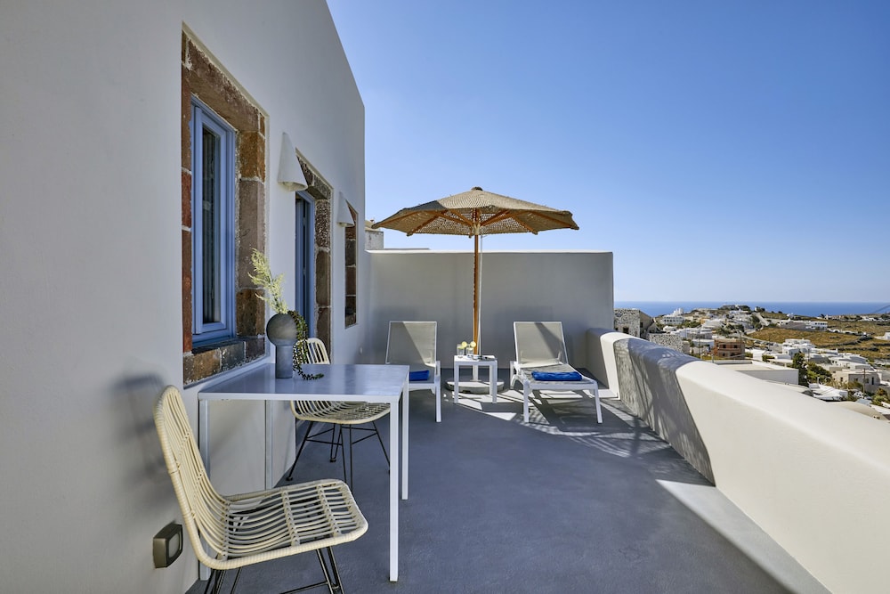 Luna Santorini Suites