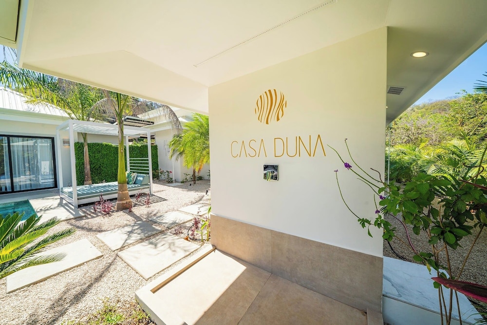 New Oasis in Gated Community With Pool Breakfast