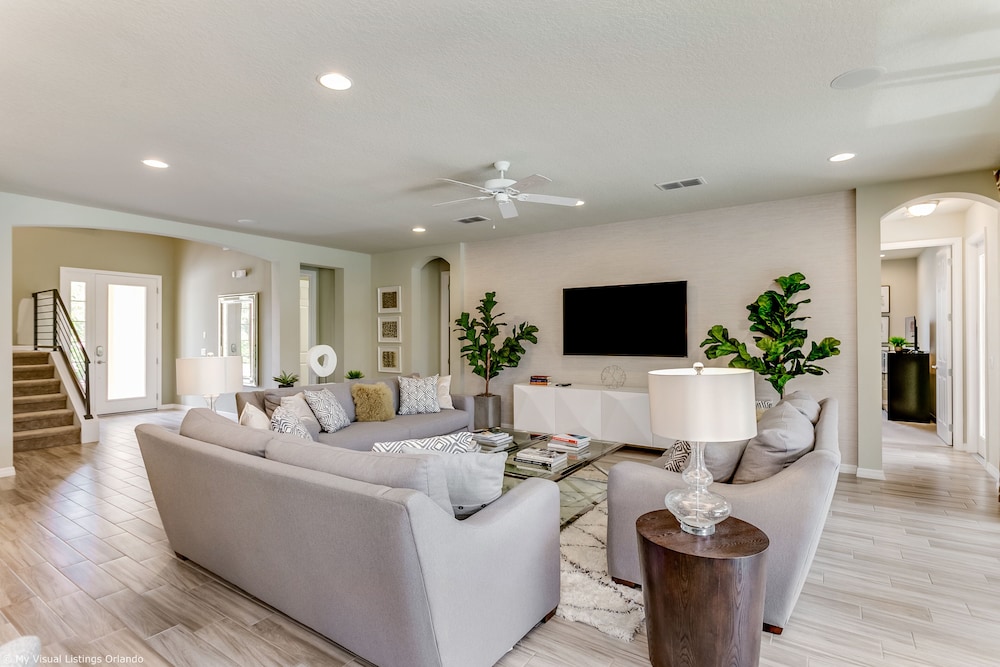 Spacious Home w/ Private Pool/spa! Sleeps 21