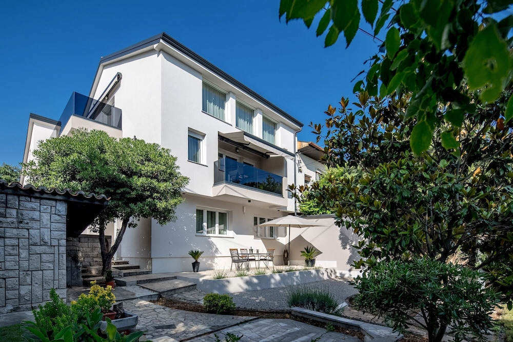 Desamani 975 Apartments
