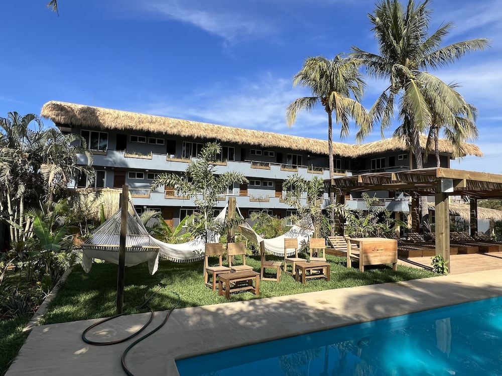 Hotel Straw Hat Surf Hostel - Image 1