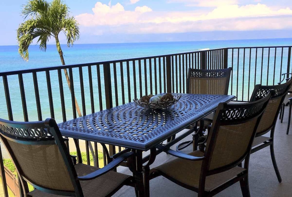 Oceanfront Whale Watching 2 Kings and Sofa Bed